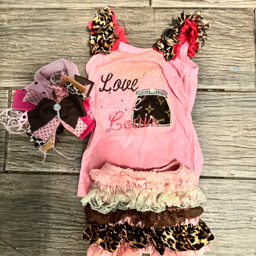 Baby boutique set. Custom-made. 18 months. Louis  inspired. 3 piece set